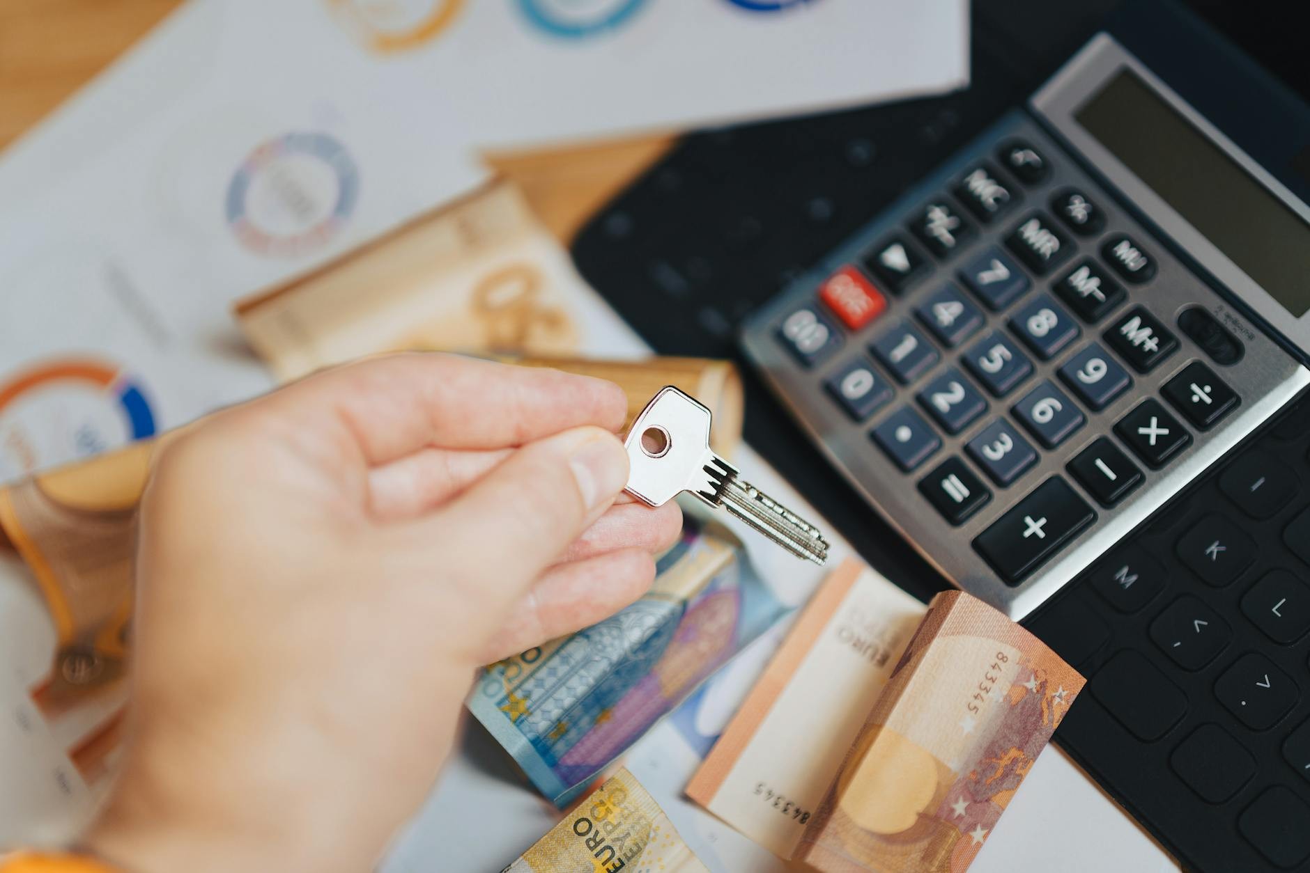 Ile trzeba zarabiać na kredyt 500 000 zł? Wymagany dochód [2026] - Kredytowy-kalkulator.com