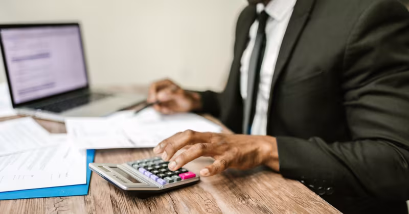 Jak bank liczy zdolność kredytową krok po kroku (2026)